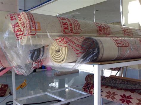 Чистка химчистка стирка ковров на фабрике в цехе