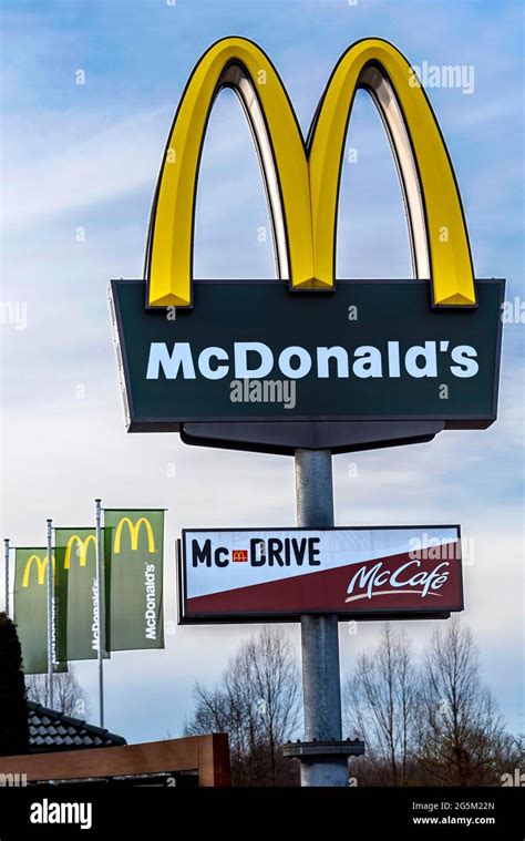 Logotipo de la cadena de comida rápida McDonald s en un restaurante