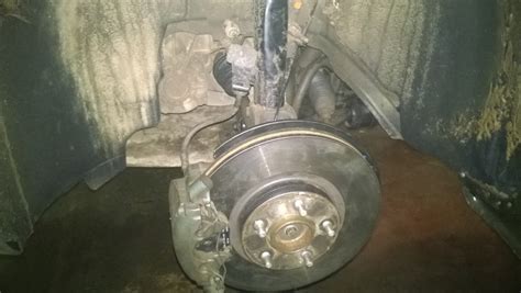 пыльники для передних тормозных дисков — Ford C-Max I, 2 л, 2006 года ...