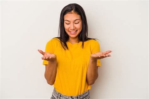 Mujer Latina Joven Aislada Sobre Fondo Blanco Sosteniendo Algo Con Las Palmas Ofreciendo A La