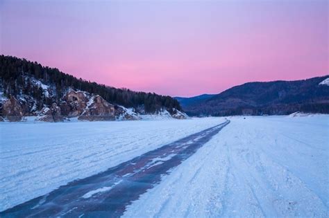 Viajes De Invierno Un Camino Helado A Lo Largo De Un Lecho De R O