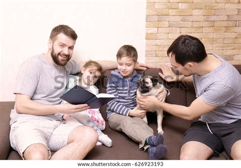 Pareja Gay Masculina Con Ni Os Sentados En El Sof De Casa