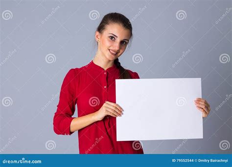 Mujer Que Sostiene La Hoja De Papel Blanca Foto De Archivo Imagen De