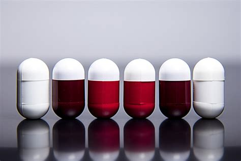 Enam Pil Ditempatkan Di Depan Satu Sama Lain Merah Obyek Obat Obatan