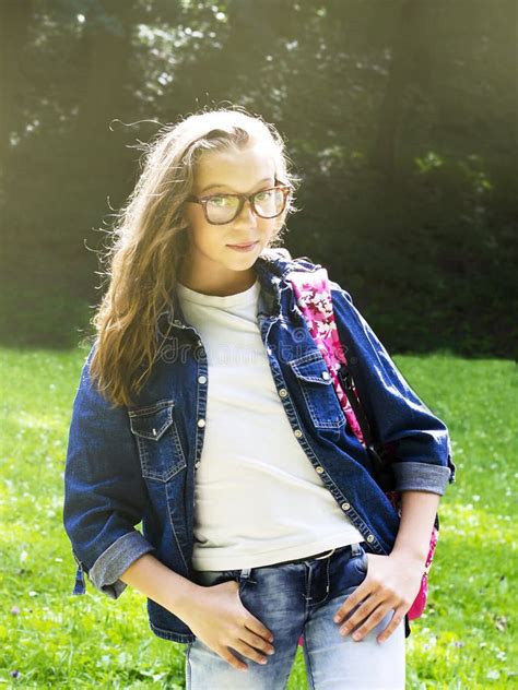 Jeune Fille Blonde Mignonne D Adolescent Dans Une Casquette De Baseball Et Une Chemise De Jeans