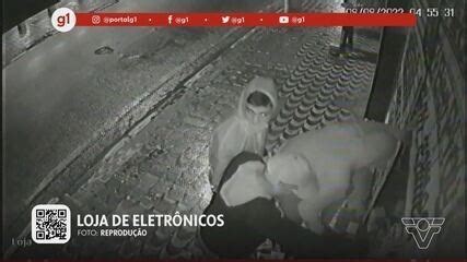 Vídeo G1 em 1 minuto Santos Quadrilha quebra vitrine a marteladas e