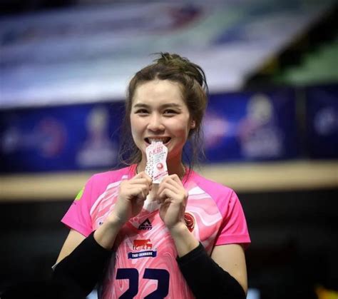 Thiên thần bóng chuyền Thái Lan gây sốt với bikini trắng muốt