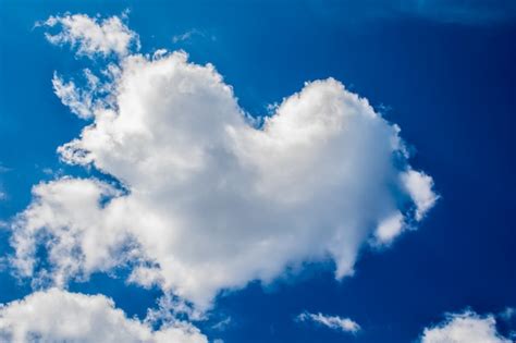 Premium Photo The Cloud In The Form Of Heart Against A Blue Sky To