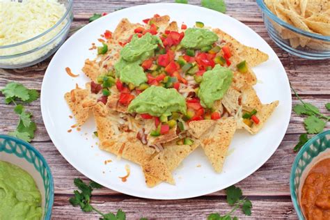 Nachos con queso guacamole y chili con carne auténticos mexicanos