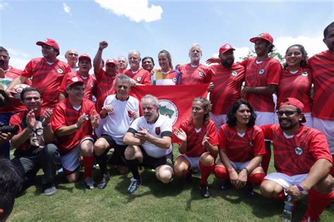 Lula E Chico Buarque Participam De Jogo Inaugural De Campo Do MST