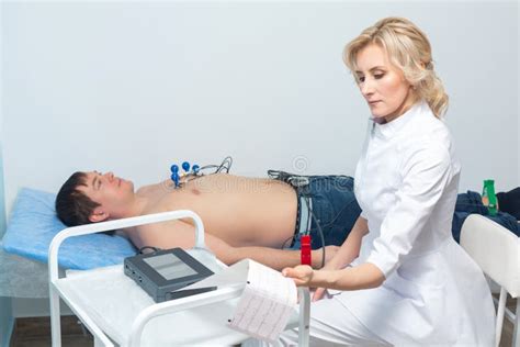 Um Cardiologista Faz Um Procedimento De Eletrocardiografia Num Homem