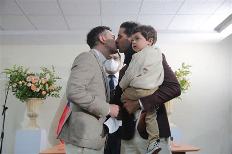 Casal chileno comemora primeiro casamento gay da história do país Metrópoles