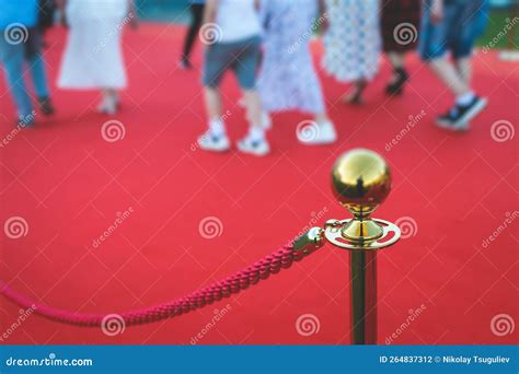 Alfombra Roja Con Cuerdas Y Barreras Doradas En Una Entrada De Fiesta