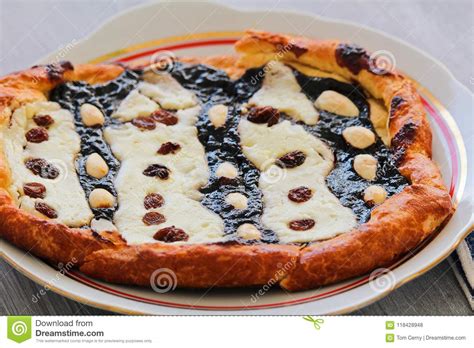 Torta De Levadura Con La Almendra La Amapola La Pasa Y El Queso En