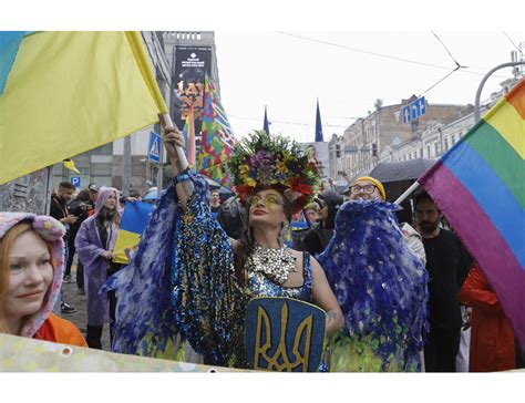 Attivisti Lgbt Sfilano Alla Marcia Del Pride A Kiev Espansionetv