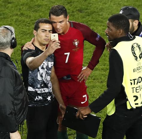 Cristiano Ronaldo Selfie Mit Fan Nach Tragischem Spiel Gegen