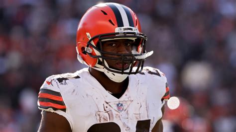 Browns Running Back Former Uga Star Nick Chubb Carted Off With Sol