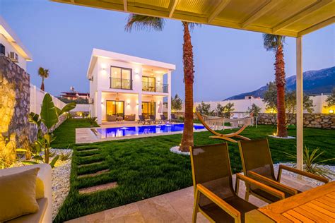 Navigating High-Stakes World of Luxury Real Estate Transactions