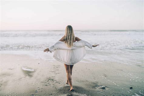 Junge Blonde Frau Tr Gt Bikini Und Wei Es Kleid Am Strand Am Morgen Lizenzfreies Stockfoto