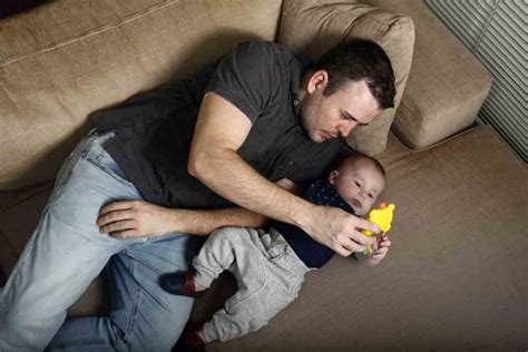 Pai Solo Gay Oficial Da Marinha Luta Por Licen A Para Cuidar De Beb Metr Poles