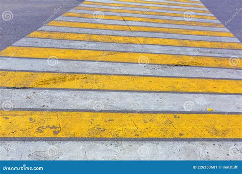 Faixa Listras Brancas E Amarelas Na Estrada Imagem De Stock Imagem