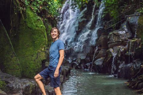 Viajero Del Hombre En Un Fondo De La Cascada Concepto Del Turismo Ecol