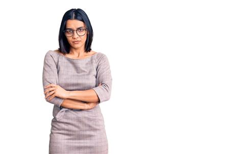 Jovem linda mulher latina vestindo roupas casuais cética e nervosa desaprovando a expressão no