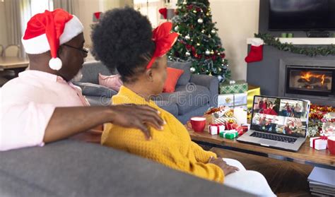 Afrikaans Amerikaans Paar Dat Kerstvideomonitors Heeft Met