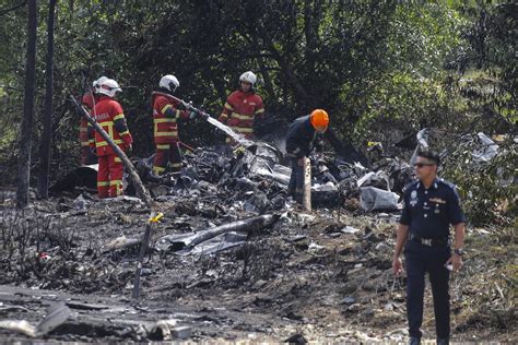 Al menos diez muertos al estrellarse una avioneta en una autovía cerca