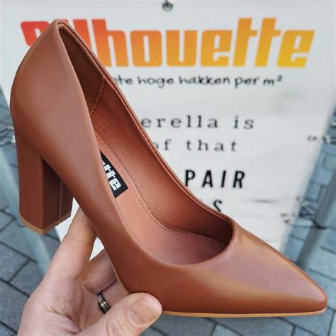 Bruine Pumps Met Brede Hak En Puntige Neus Silhouette