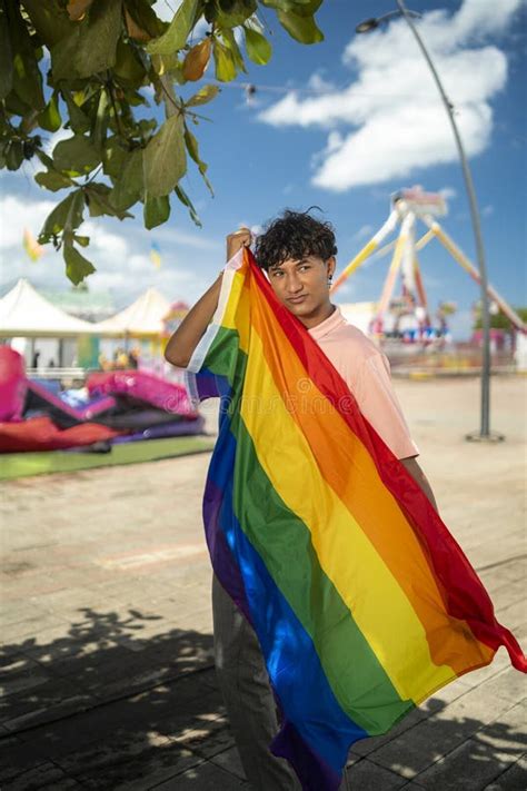 Joven Gay Con Orgullo Sosteniendo La Bandera Del Lgbt En Sus Manos Imagen De Archivo Imagen De