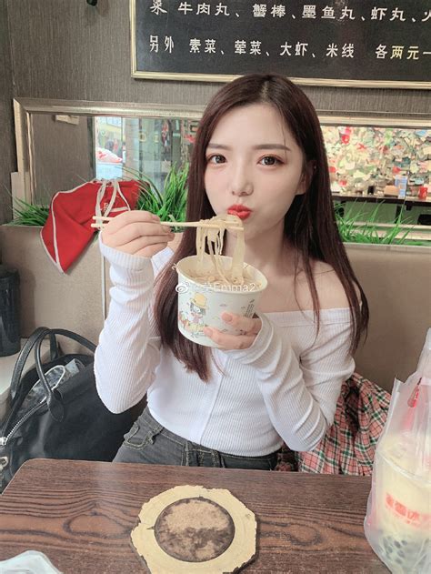 Thầy giáo hot boy cô giáo nữ thần ở Trung Quốc hậu nổi tiếng Người