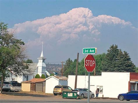 oregon bootleg wildfire fire clouds threaten response