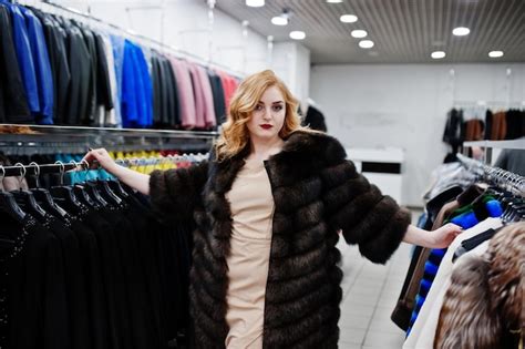 Fille Blonde D élégance Dans Le Manteau De Fourrure Au Magasin Des Manteaux De Fourrure Et Des