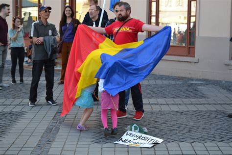 Protest N Sibiu Aproape De Oameni Au Scandat Afar Cu Penalii De