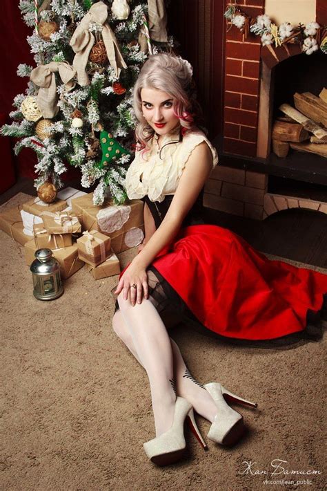 Vintage Christmas Pin Up Wallpaper