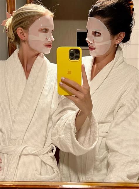 Wellness Babe Panosundaki Pin