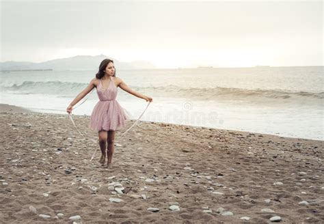 M Oda Latynoska Dziewczyna W Bikini Pozuje Na Pla Y Obraz Stock Obraz Z O Onej Z Fryzury