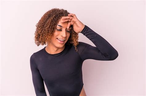 Jovem Transexual Latina Isolada No Fundo Rosa Alegre Rindo Muito Conceito De Felicidade Foto