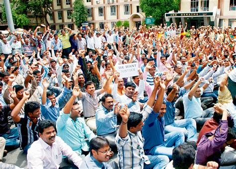 Police Intervene As Pro And Anti Telangana Protesters Clash At