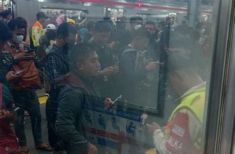 KRL Tujuan Rangkasbitung Alami Gangguan Penumpang Numpuk Di Stasiun