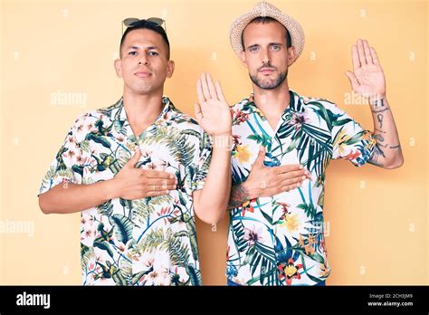 Jeune Gay Couple De Deux Hommes Portant Un Chapeau D T Et Une Chemise Hawa Enne Serrant Avec