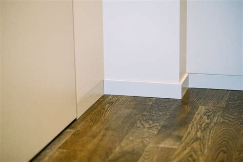 Скрытые двери и плинтус - 18 фото