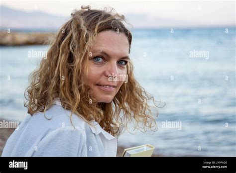 Femme blonde yeux bleus Banque de photographies et dimages à haute résolution Alamy