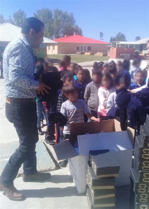 Entrega Educación equipamiento y uniformes escolares en Centros de