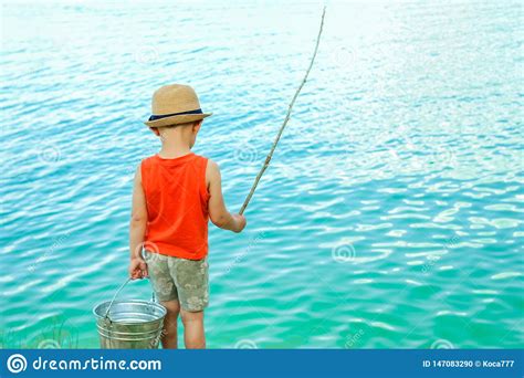 Peixes Felizes Da Crian A Fora Da Costa Na Natureza Foto De Stock