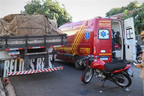 Homem Fica Ferido Ao Colidir Moto Em Traseira De Caminh O Capital