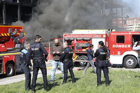 HUMO INCENDIO GIJÓN En imágenes Alarma por una gran columna de humo