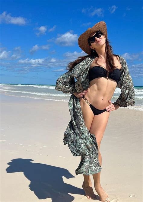 Rusin Ta Czy Na Pla Y W Bikini Uwag Zwraca Brzuch Pudelek