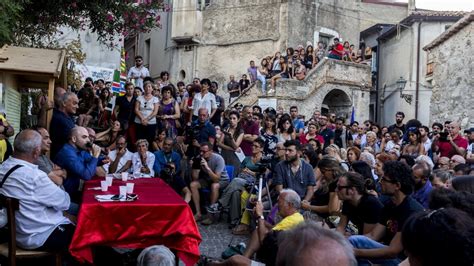 Salviamo Il Modello Riace Il Borgo Dove L Italia Riparte Dall